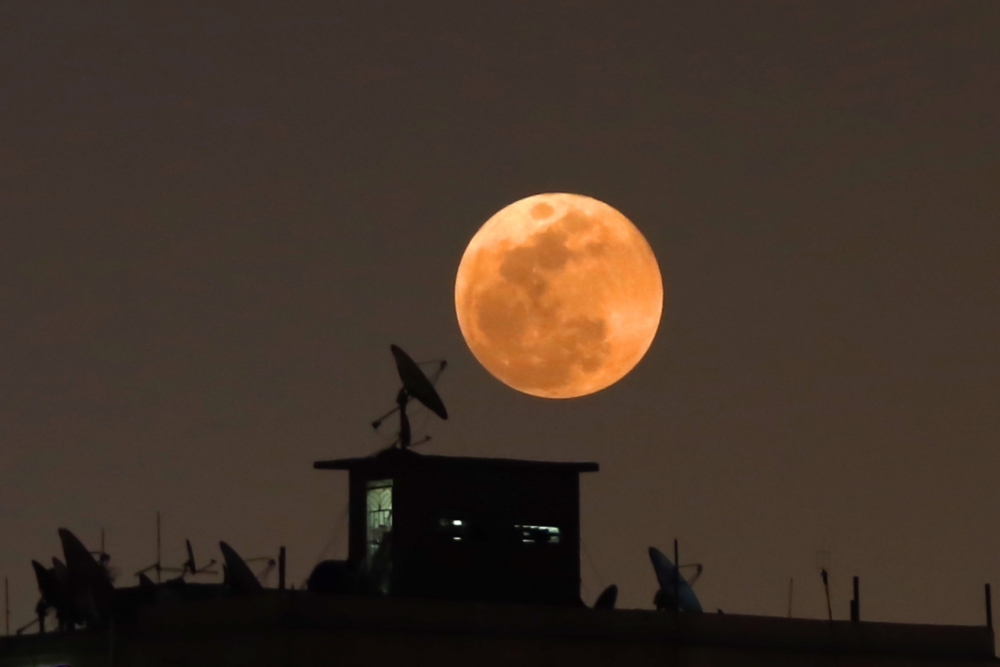 Какая луна в мае 2024. Луна в Израиле. Голубая Луна фото астрономическое явление. Суперлуние ЛАММАС ведьмы.