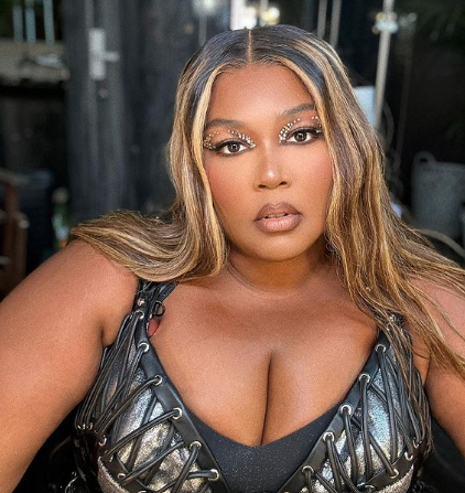 Lizzo removes skirt on-stage, slips into lace-up black leather bodysuit -  Weekly Voice